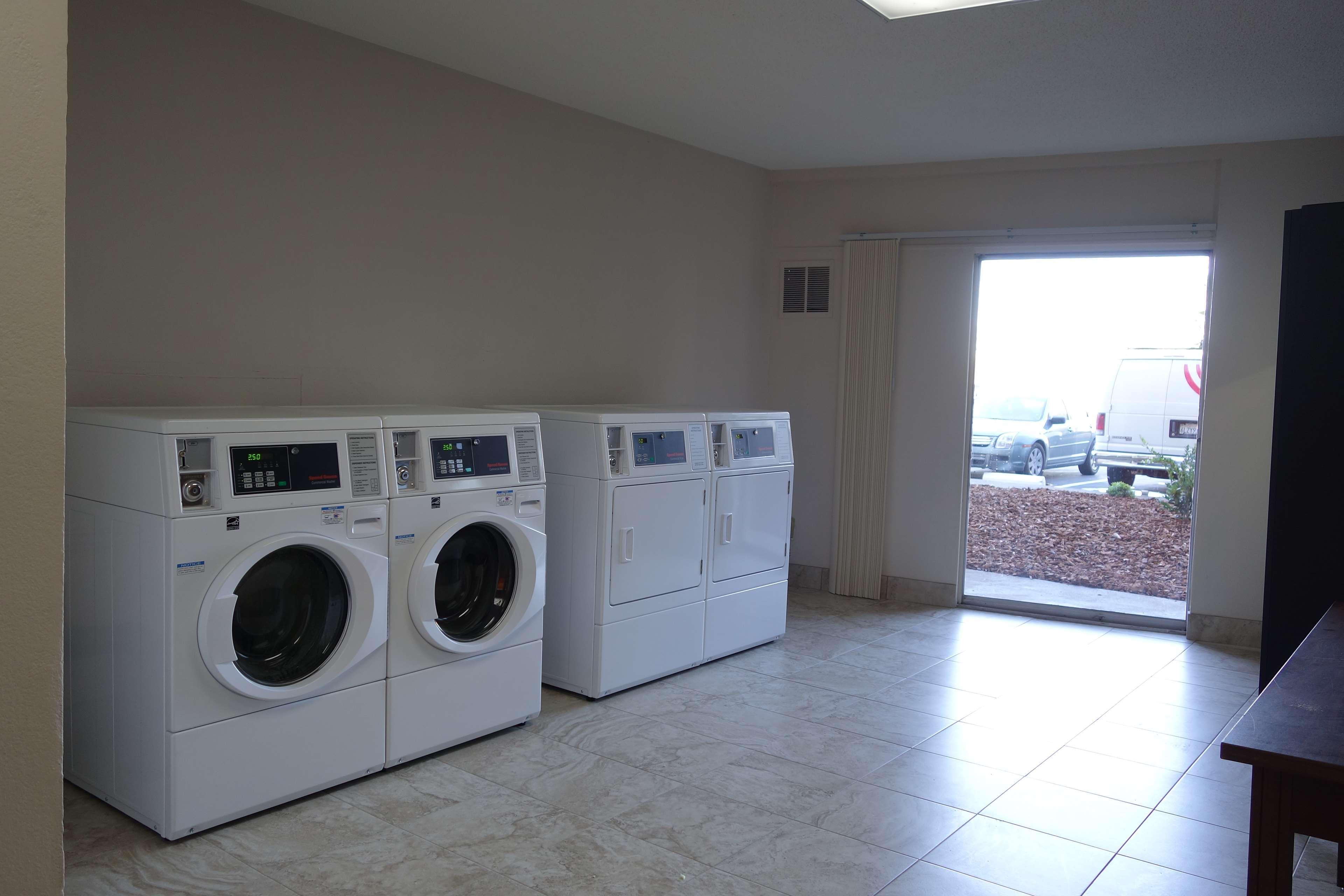 מלון North Highlands Ramada By Wyndham Sacramento מראה חיצוני תמונה